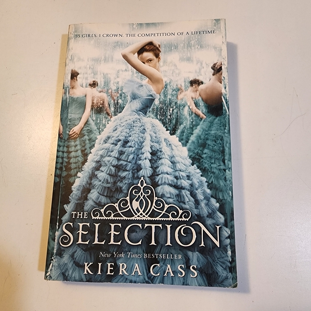 The Selection by Kiera Cass - Blue Cover Novel